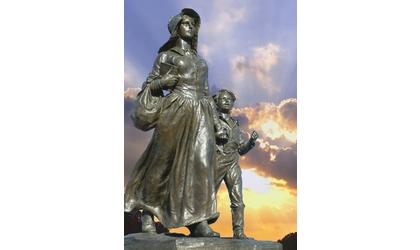 Pioneer Woman statue needs a bath