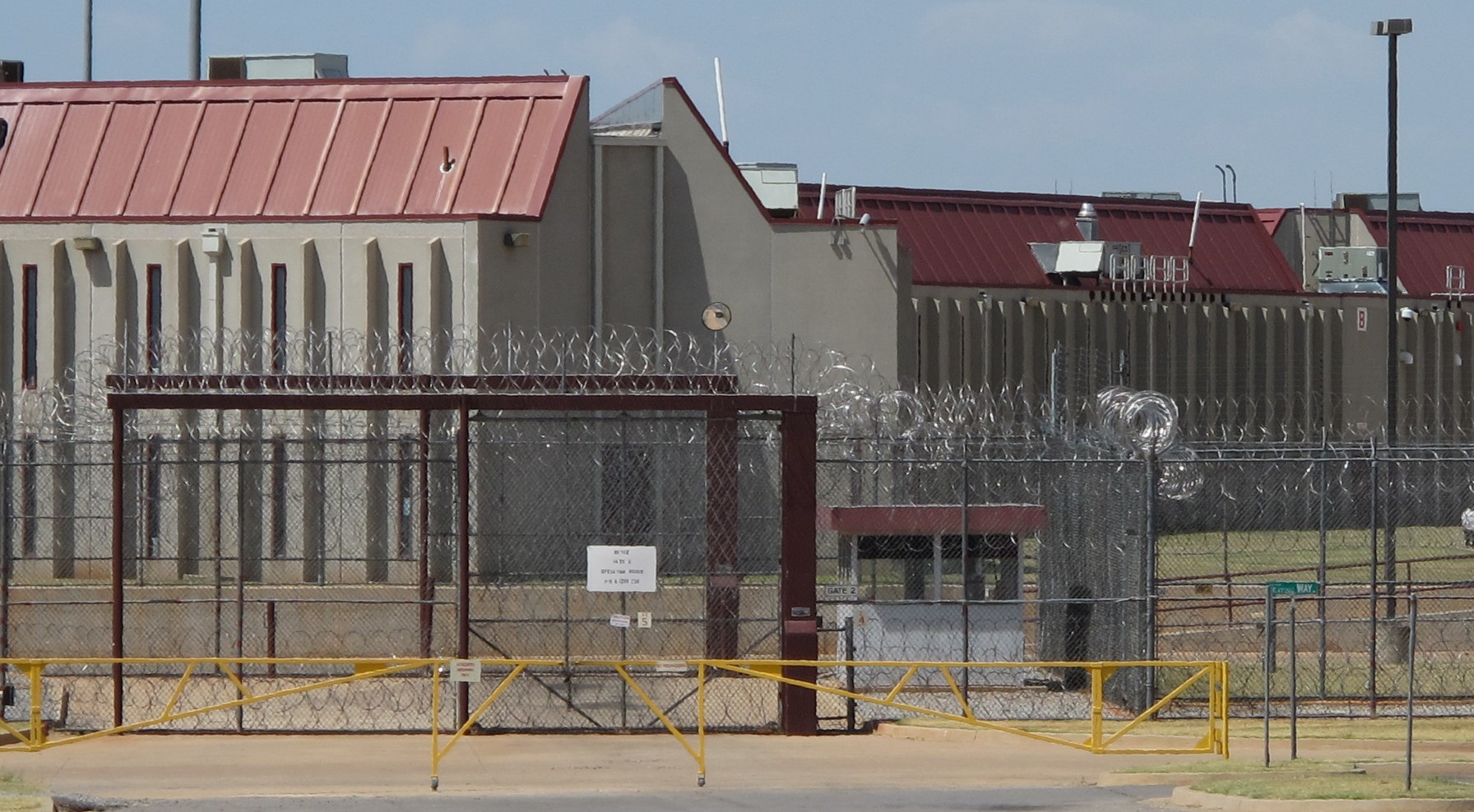 Correctional officer hurt after fight in Oklahoma prison