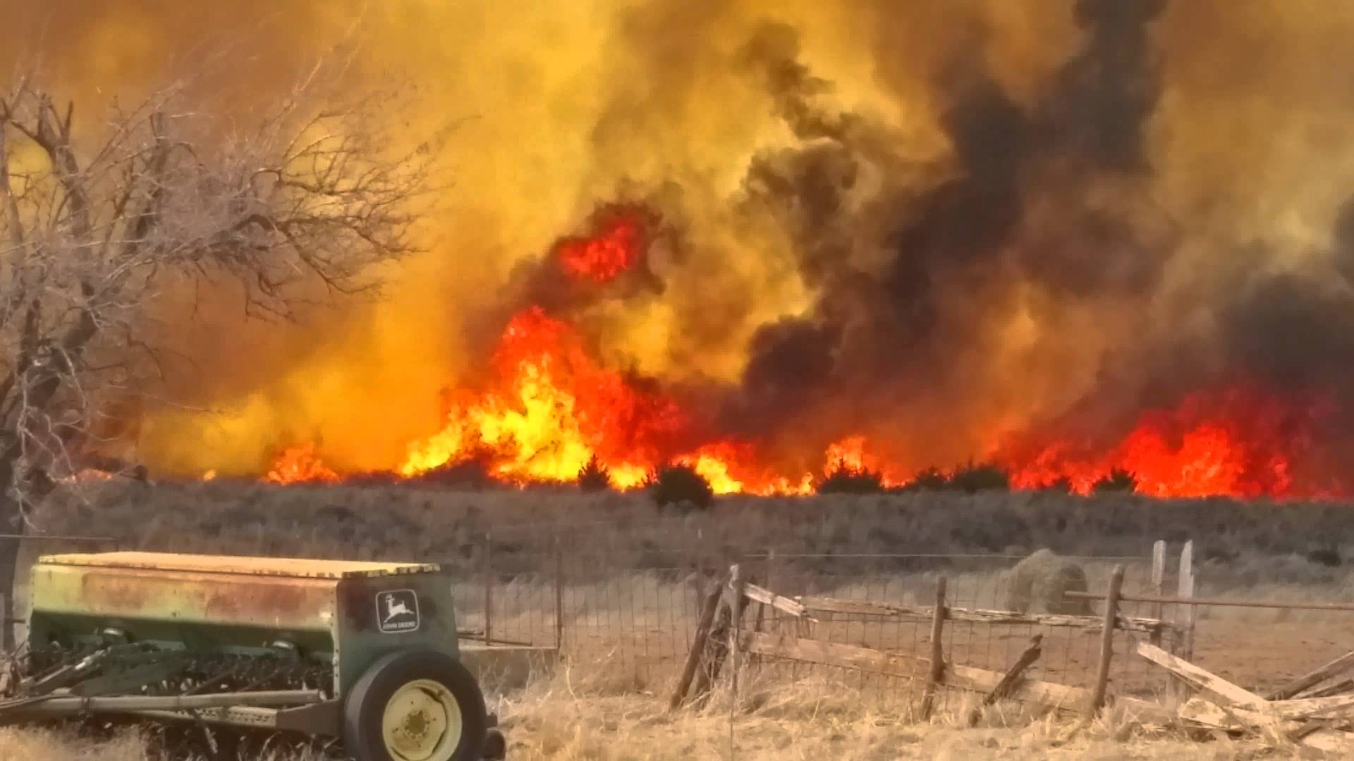 Latest: Oklahoma wildfires force evacuation of 1,400 people