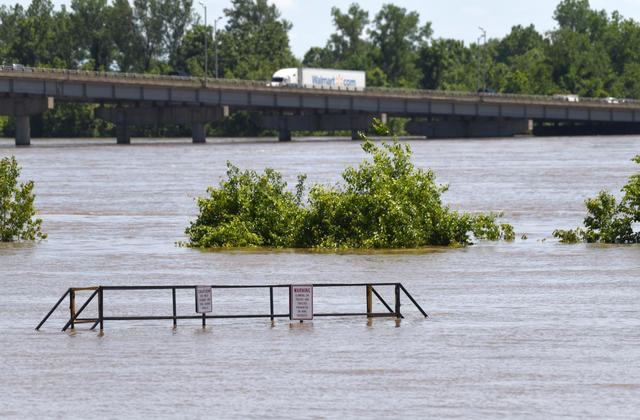 The Latest: Officials say 2nd Arkansas levee wasn’t breached